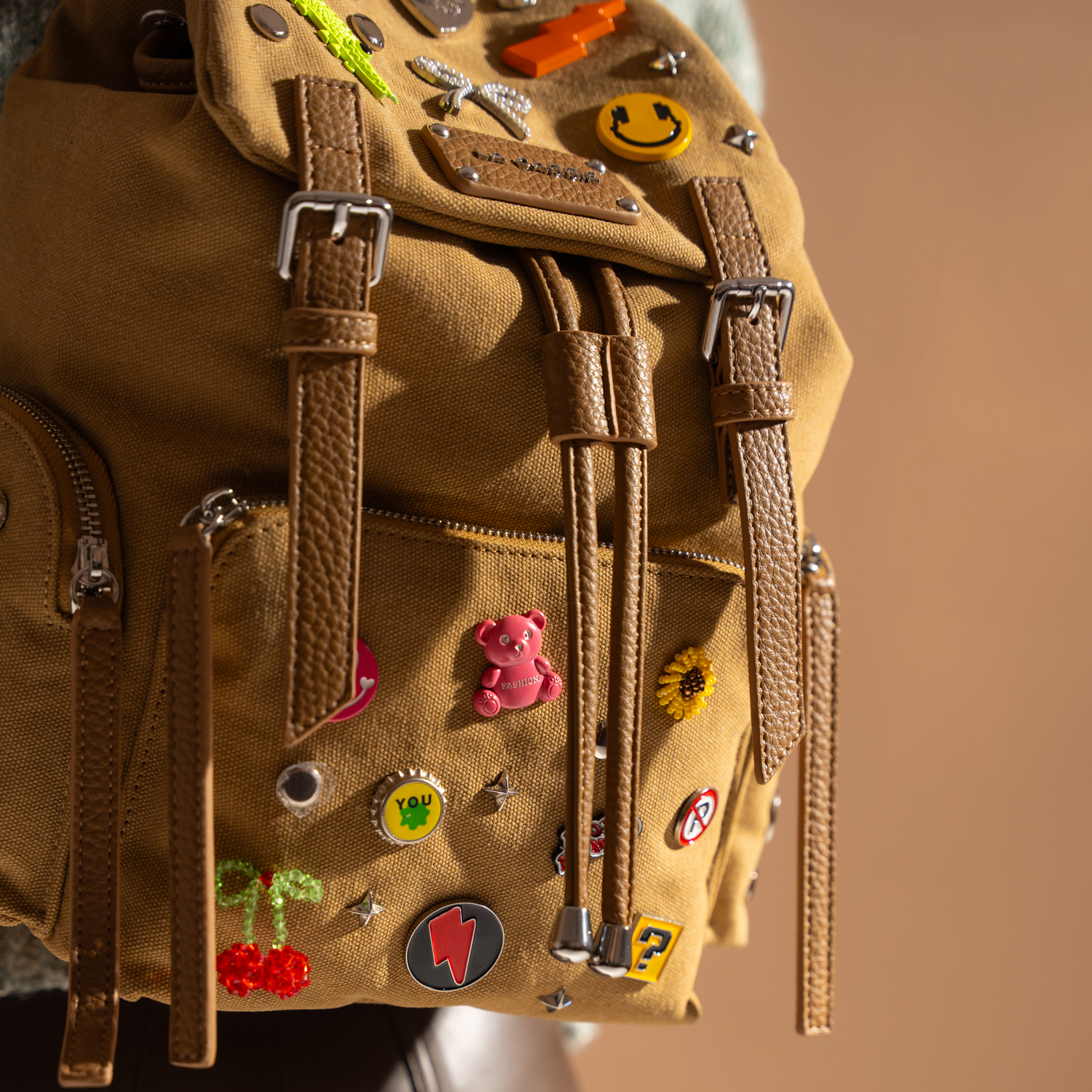 Mochila La Carrie Pins Taupe - Image 5